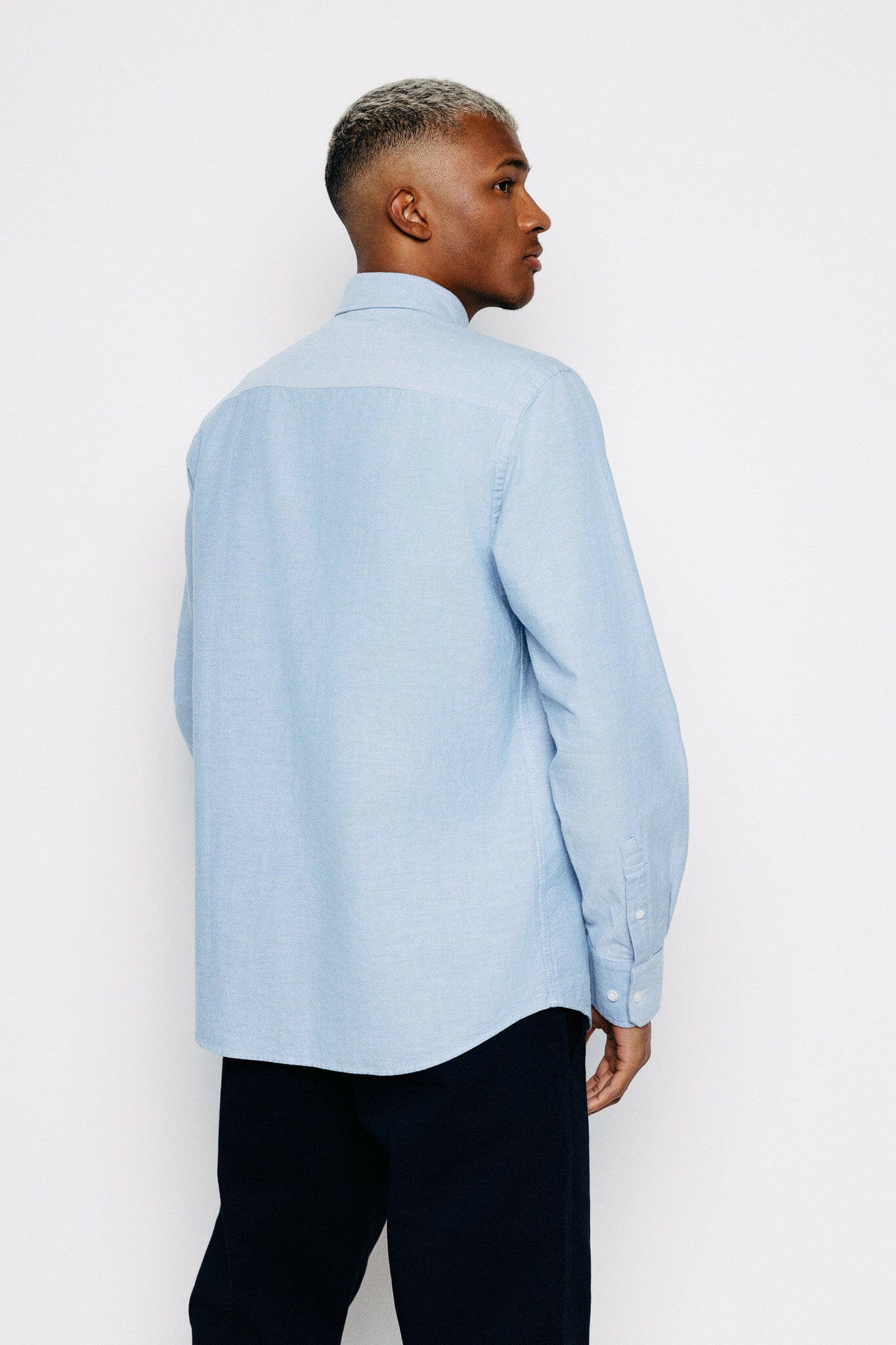 Módelmynd að aftan. Skyrta - Alex - Blue Oxford frá Thomsen Reykjavík