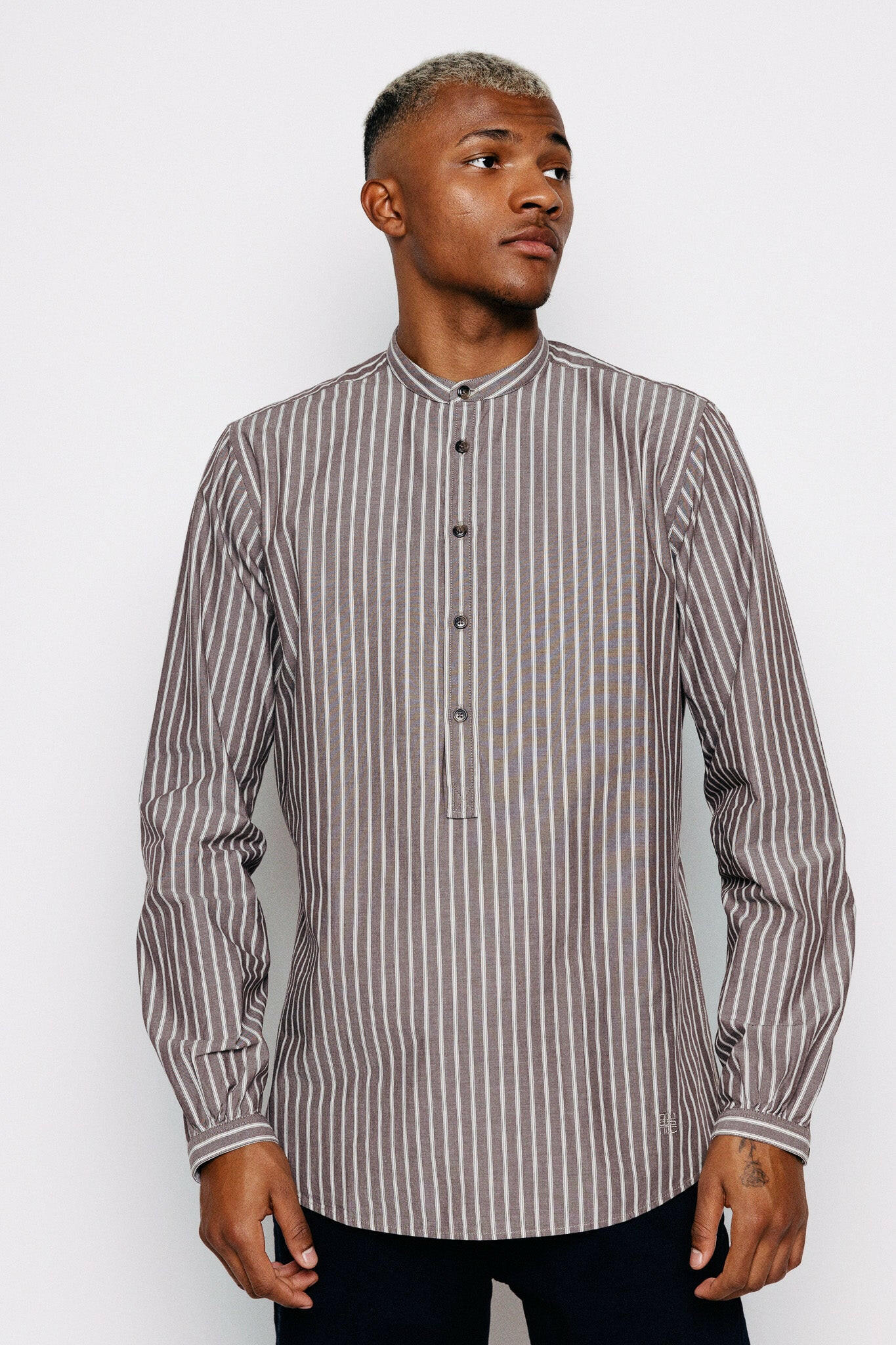 Módelmynd. Kragalaus, brún teinótt Skyrta - Aron - Brown Vintage Stripe frá Thomsen Reykjavík