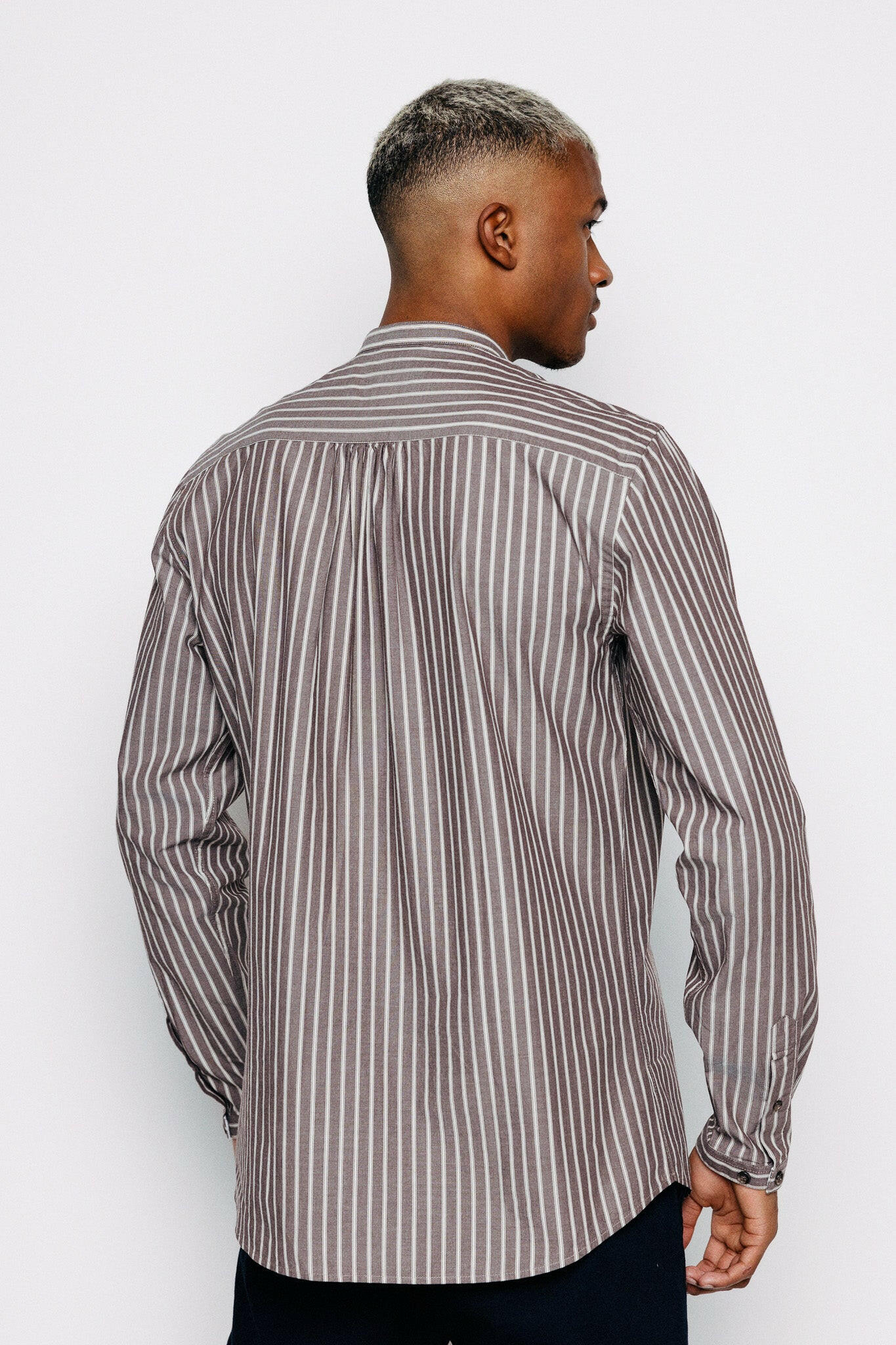 Módelmynd að aftan. Kragalaus, brún teinótt Skyrta - Aron - Brown Vintage Stripe frá Thomsen Reykjavík