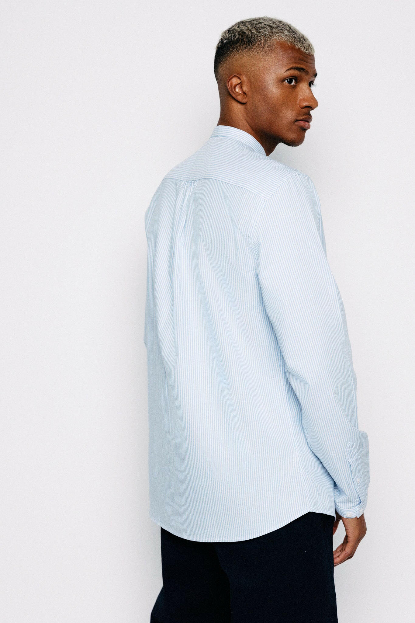 Módel að aftan. Skyrta - Aron - Blue / White frá Thomsen Reykjavík