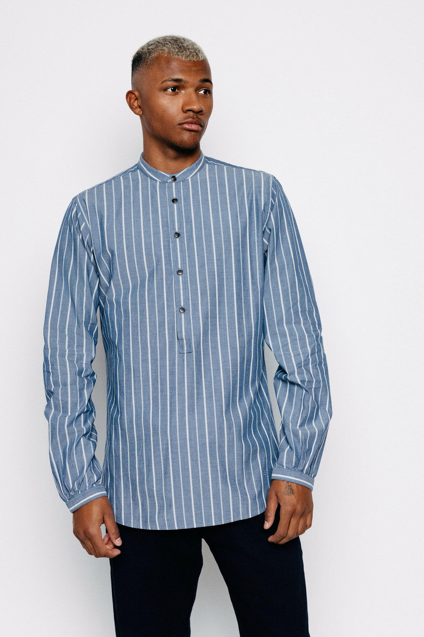 Módelmynd. Kragalaus, blá teinótt Skyrta - Aron - Blue Vintage Stripe frá Thomsen Reykjavík