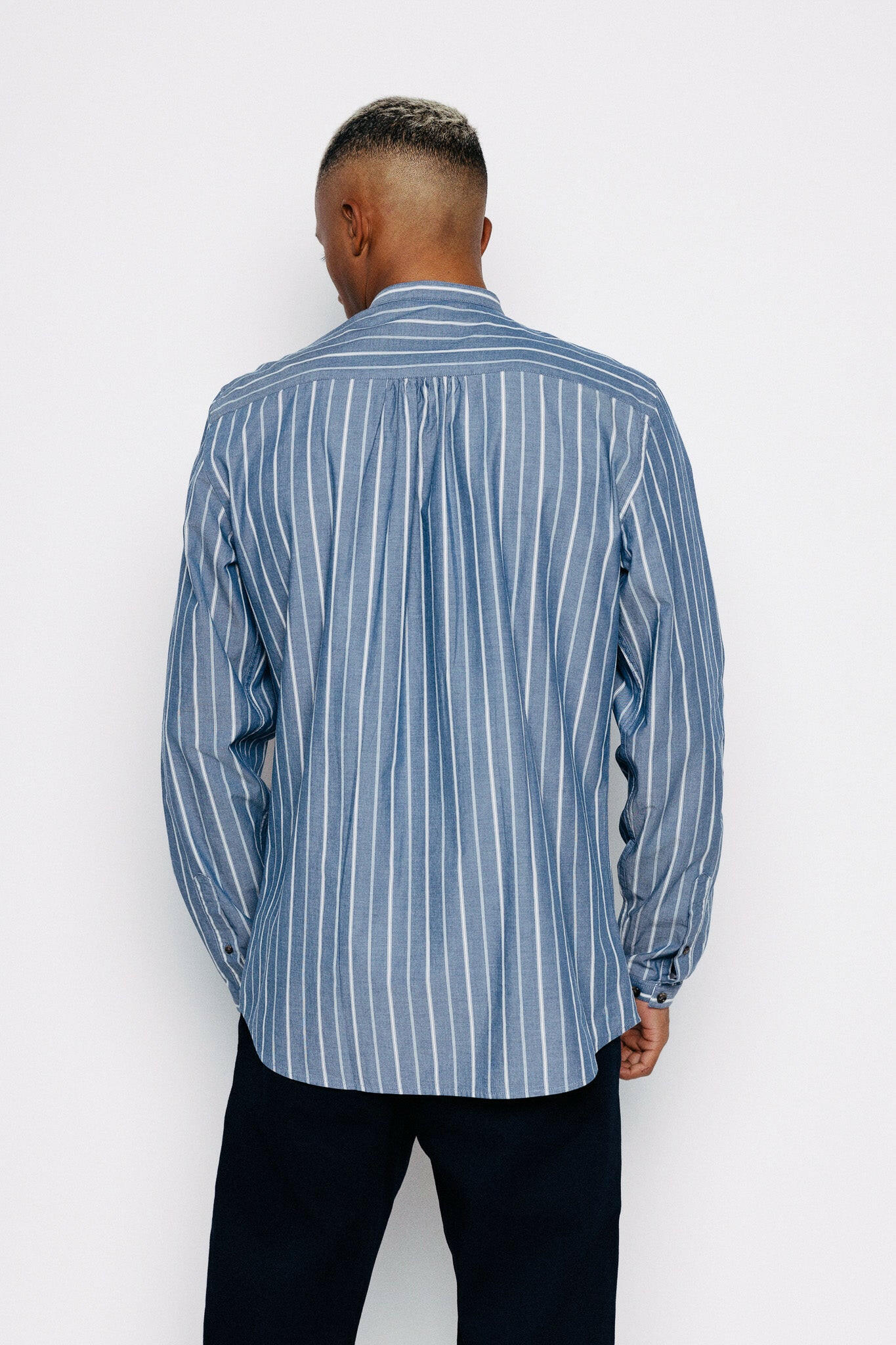 Módel að aftan. Kragalaus, blá teinótt Skyrta - Aron - Blue Vintage Stripe frá Thomsen Reykjavík