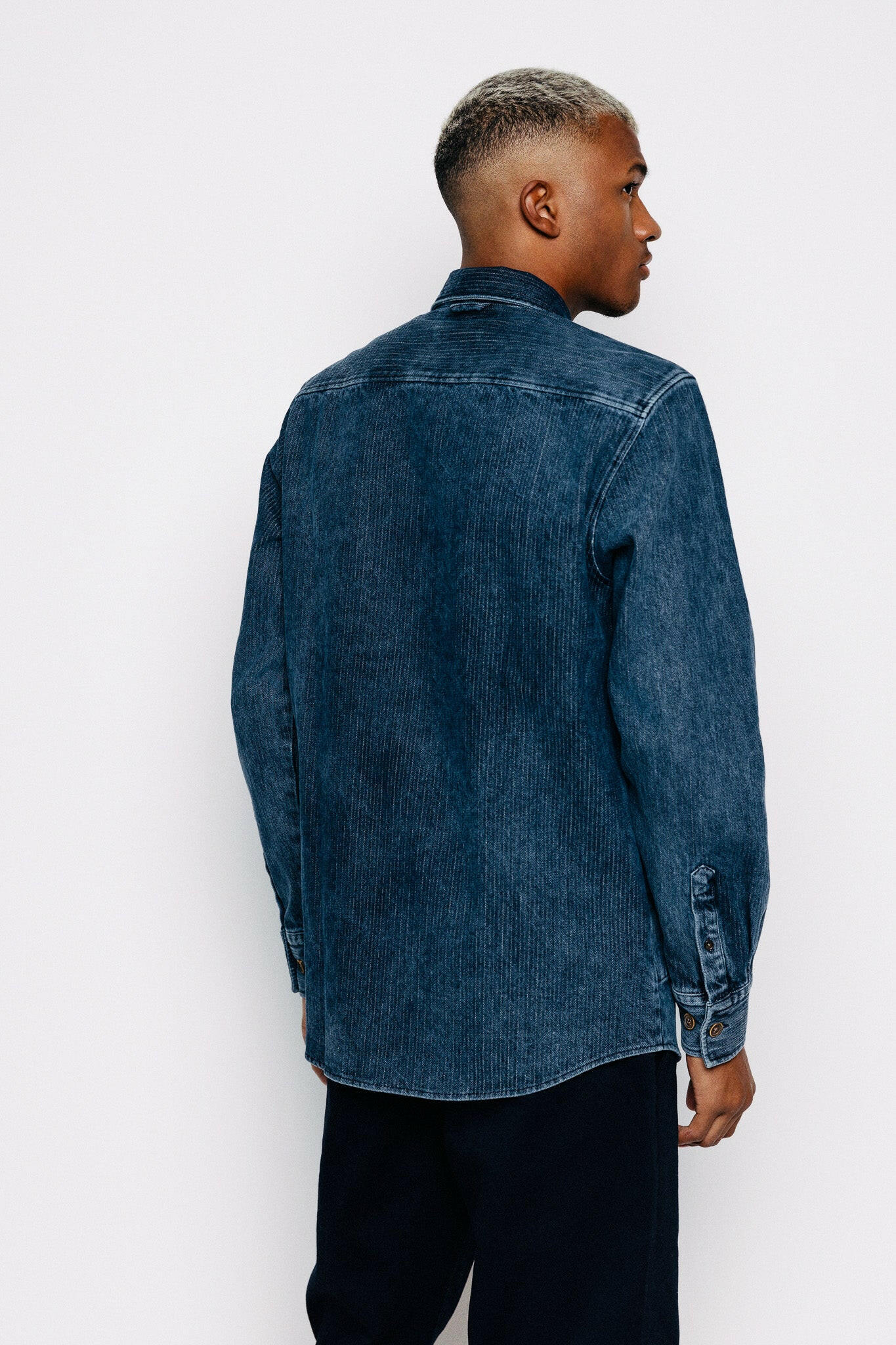 Aftan á módel. Yfirskyrta - Baldur - Blue frá Thomsen Reykjavík