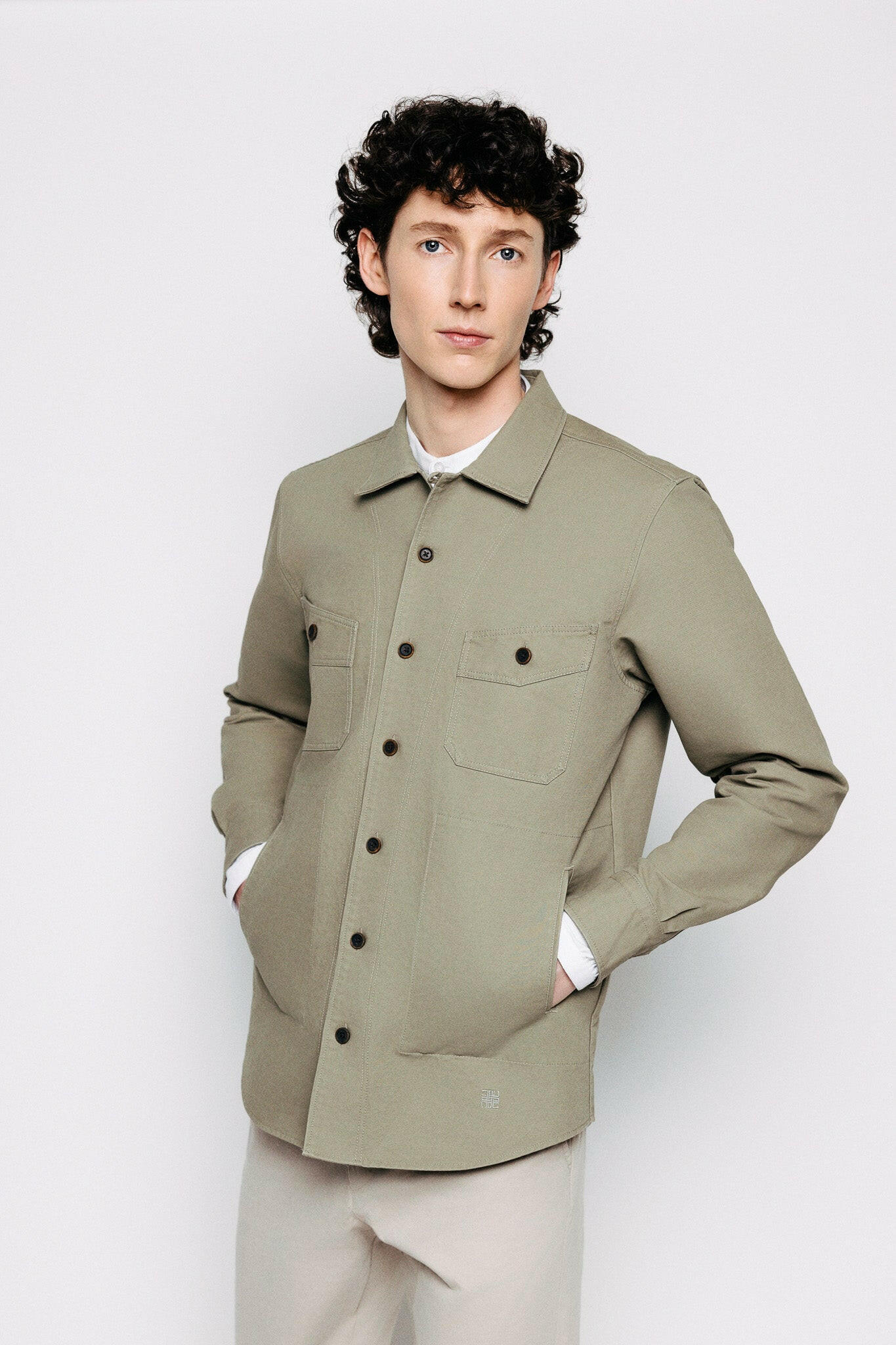 Yfirskyrta ljósgræn með vösum - Baldur - Earth frá Thomsen Reykjavík