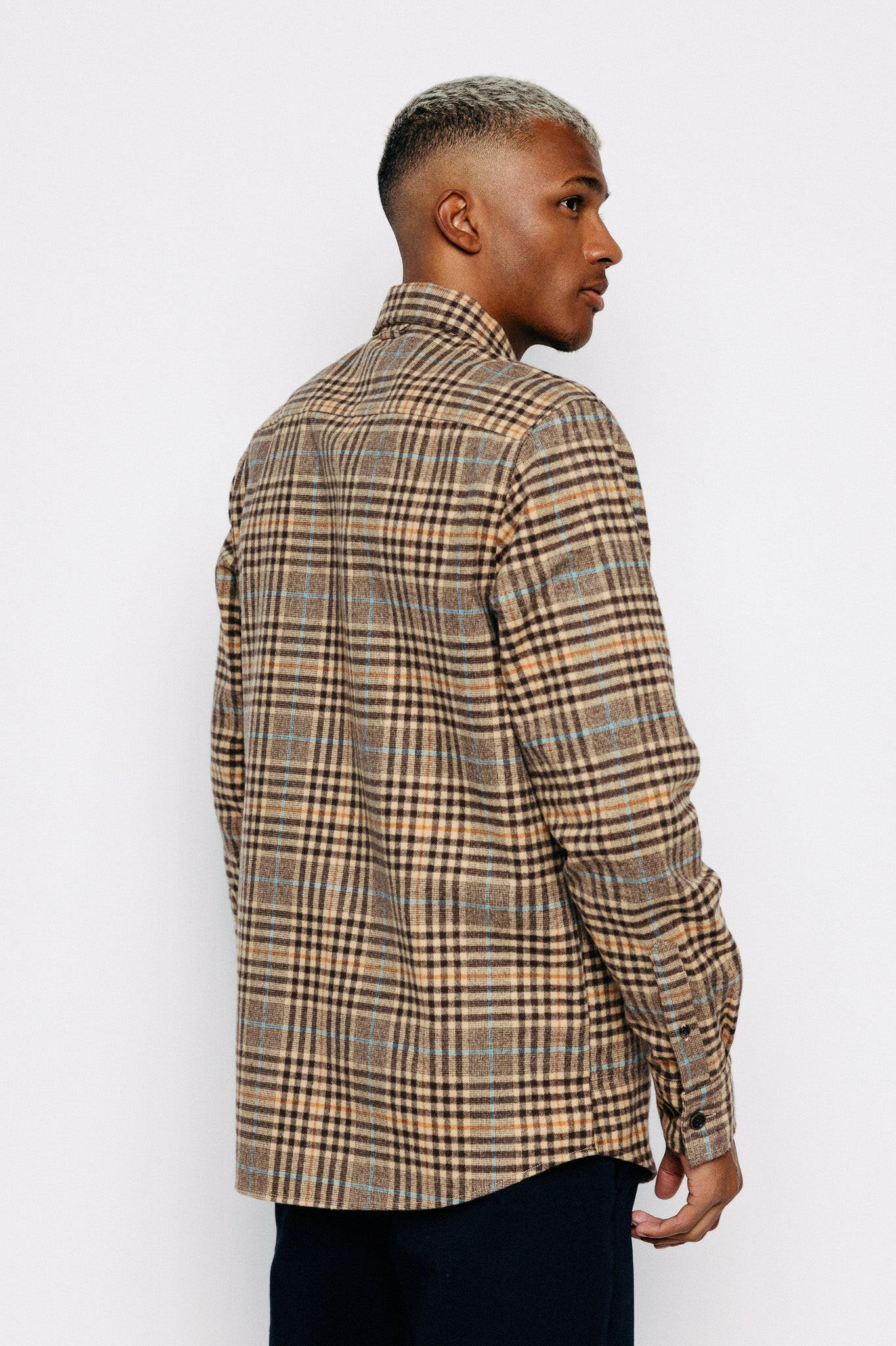 Módelmynd að aftan Yfirskyrta - Baldur - Brown Check frá Thomsen Reykjavík