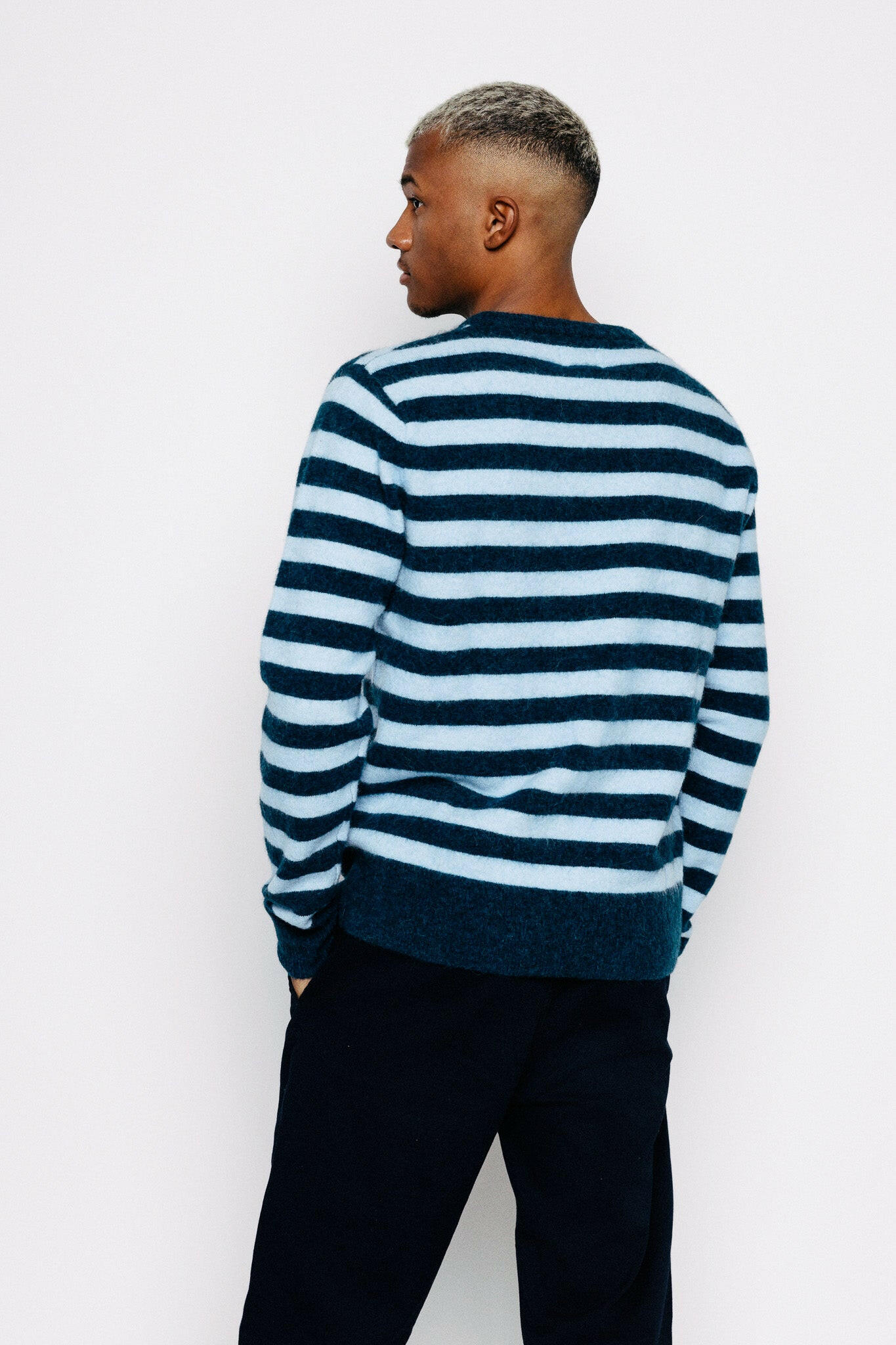 Módelmynd að aftan. Peysa - Davíð - Blue Striped frá Thomsen Reykjavík
