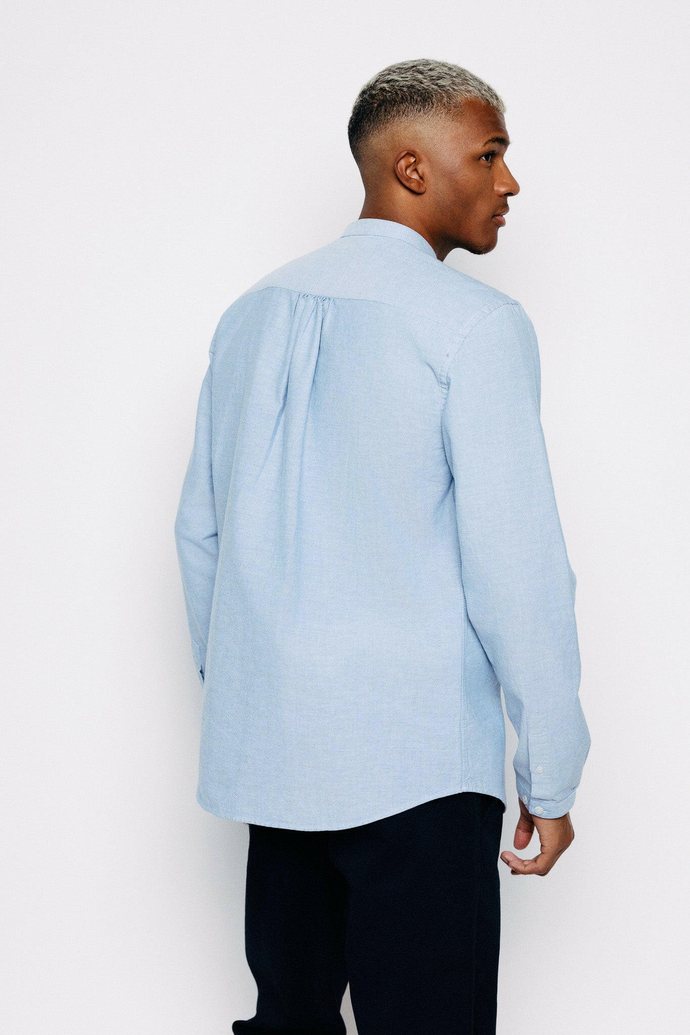 Módel að aftan. Skyrta - Erik - Blue Oxford frá Thomsen Reykjavík