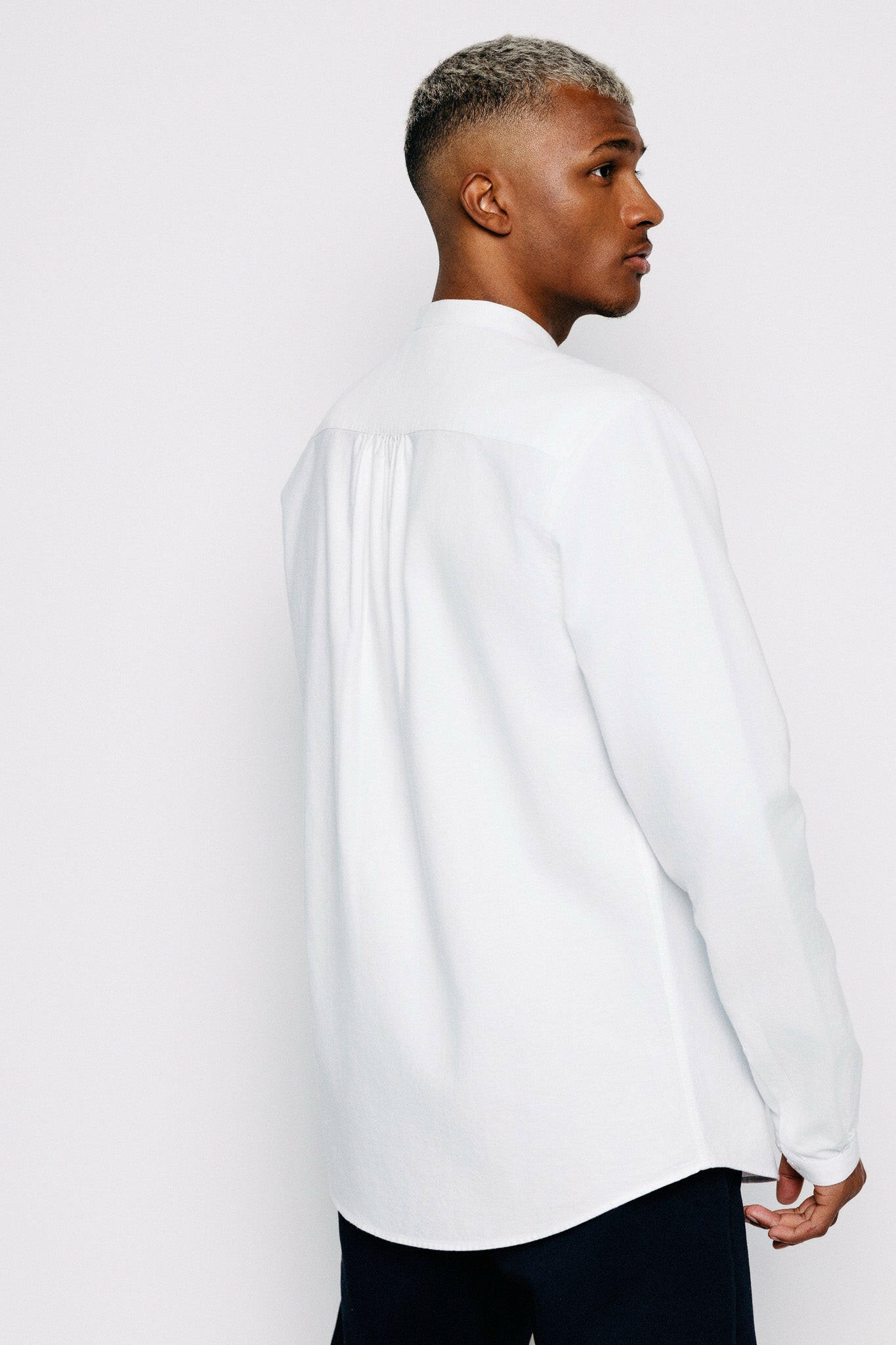 Módel að aftan. Skyrta - Erik - White Oxford frá Thomsen Reykjavík