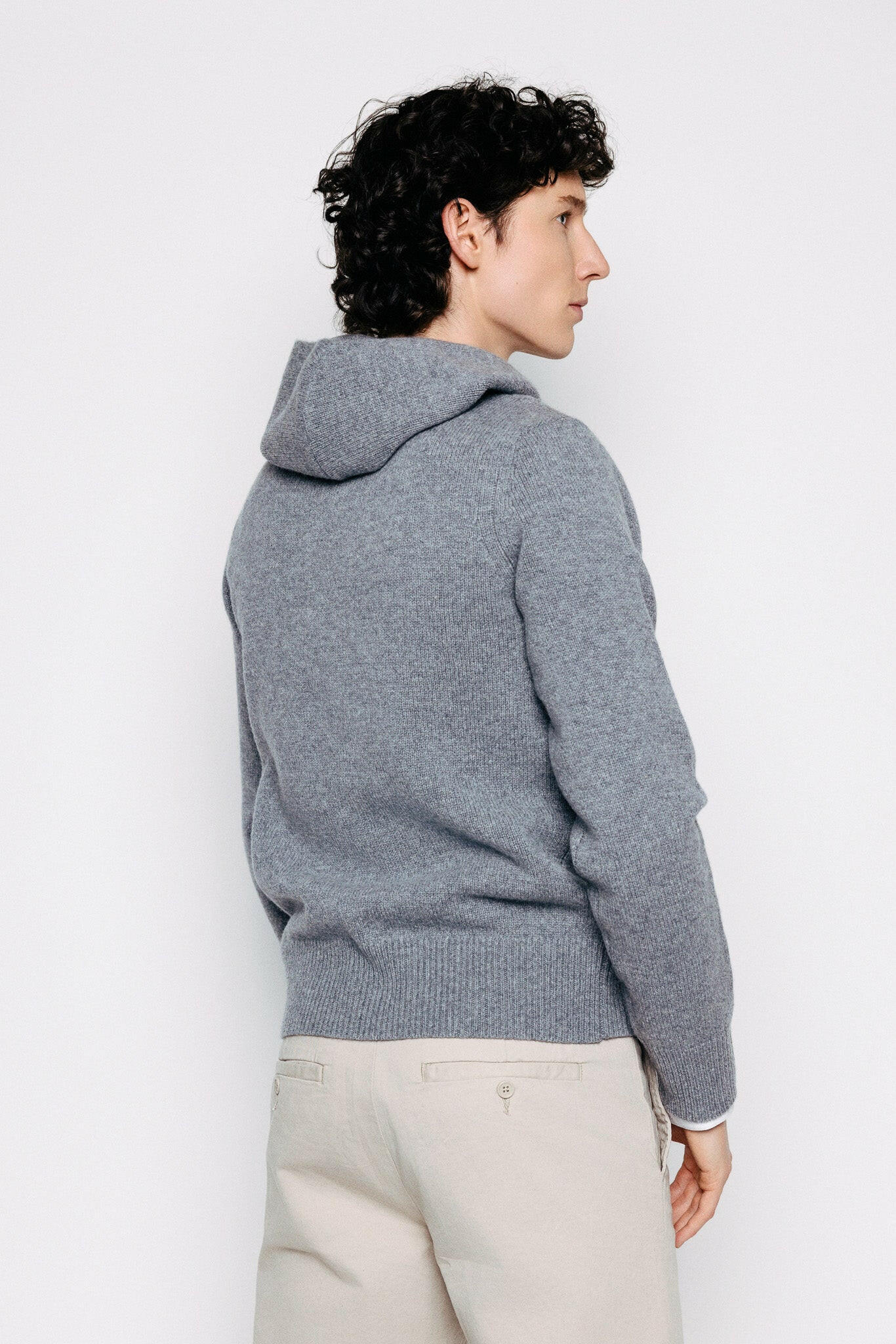 Módel að aftan. Hettupeysa - Evert - Grey frá Thomsen Reykjavík. 100% ull