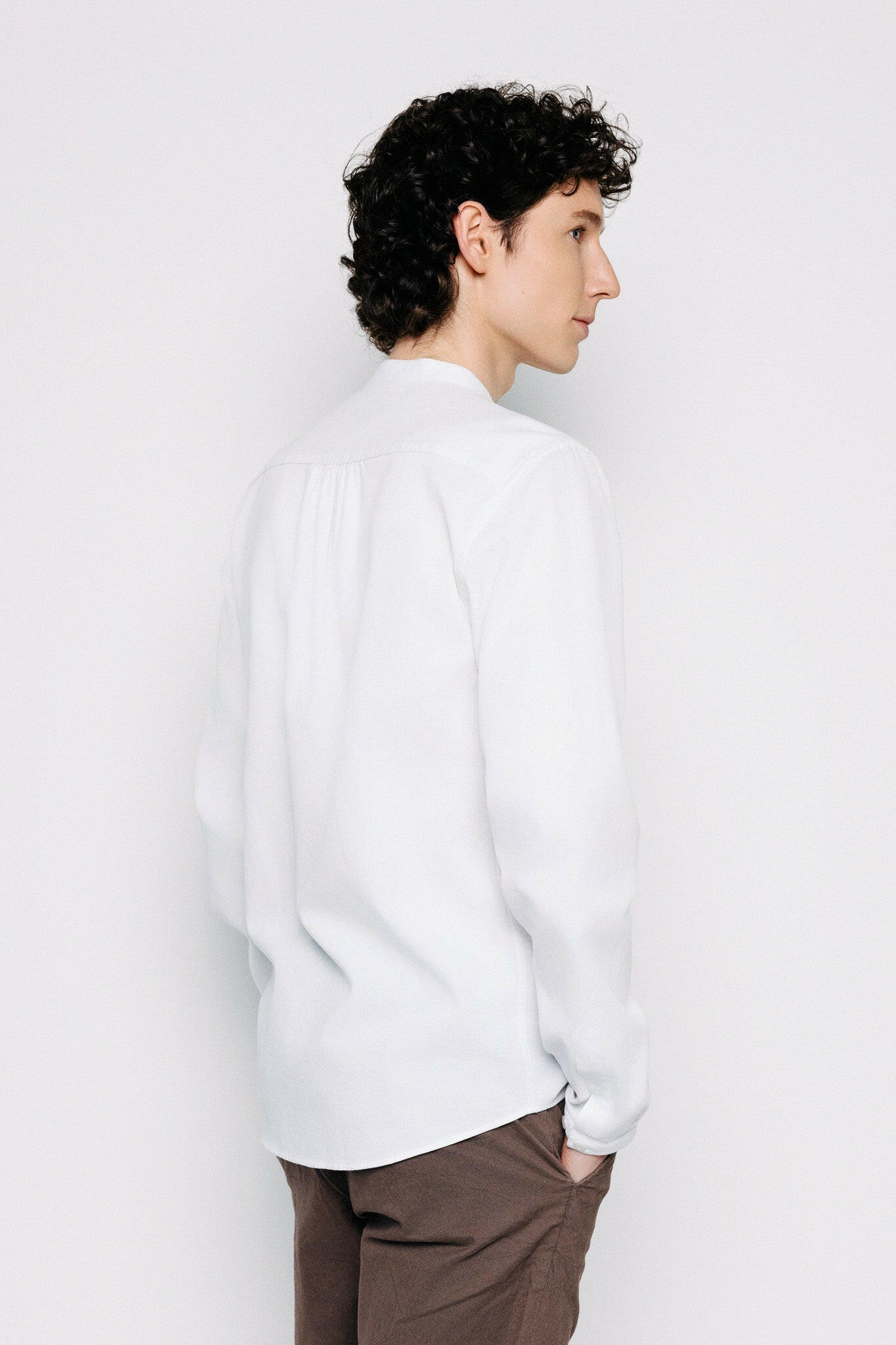 Módel að aftan. Skyrta - Fannar - White Dobby frá Thomsen Reykjavík