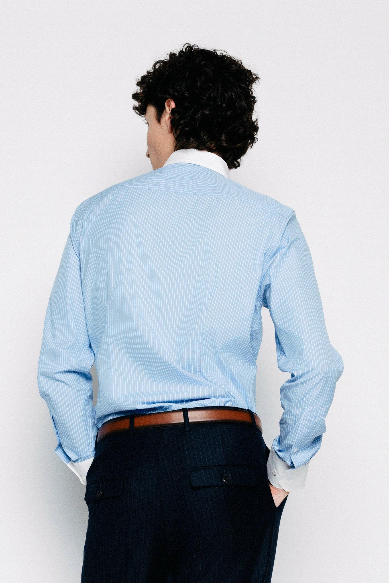 Módel að aftan. Skyrta - Ísak - Blue / White Collar frá Thomsen Reykjavík