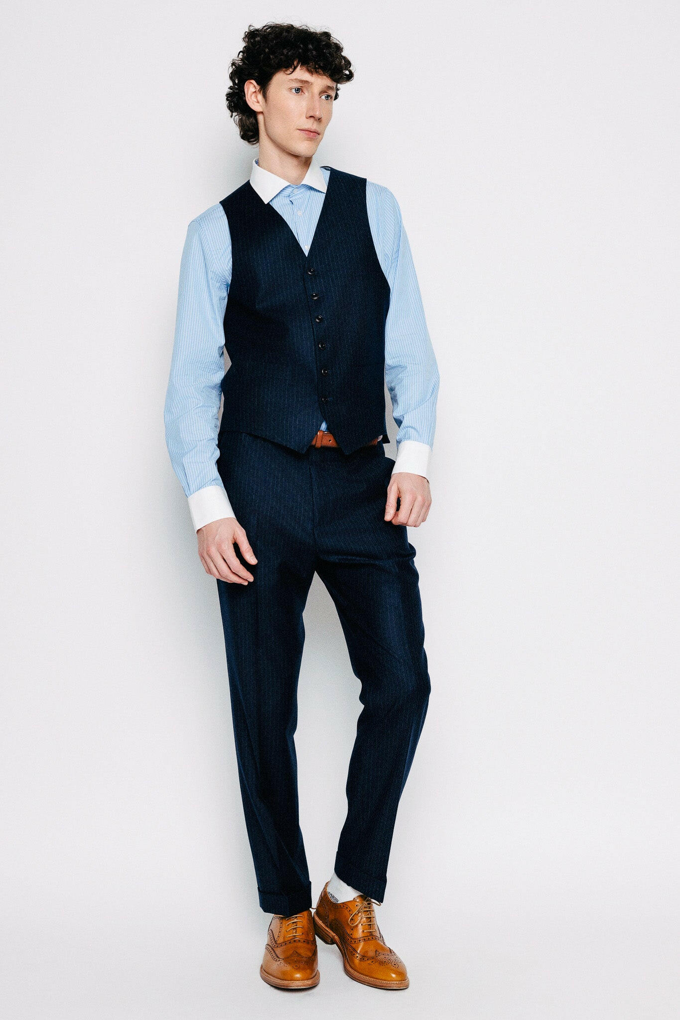 Módel í Vesti - Vilhelm - Navy Pinstripe frá Thomsen Reykjavík. Jakkaföt