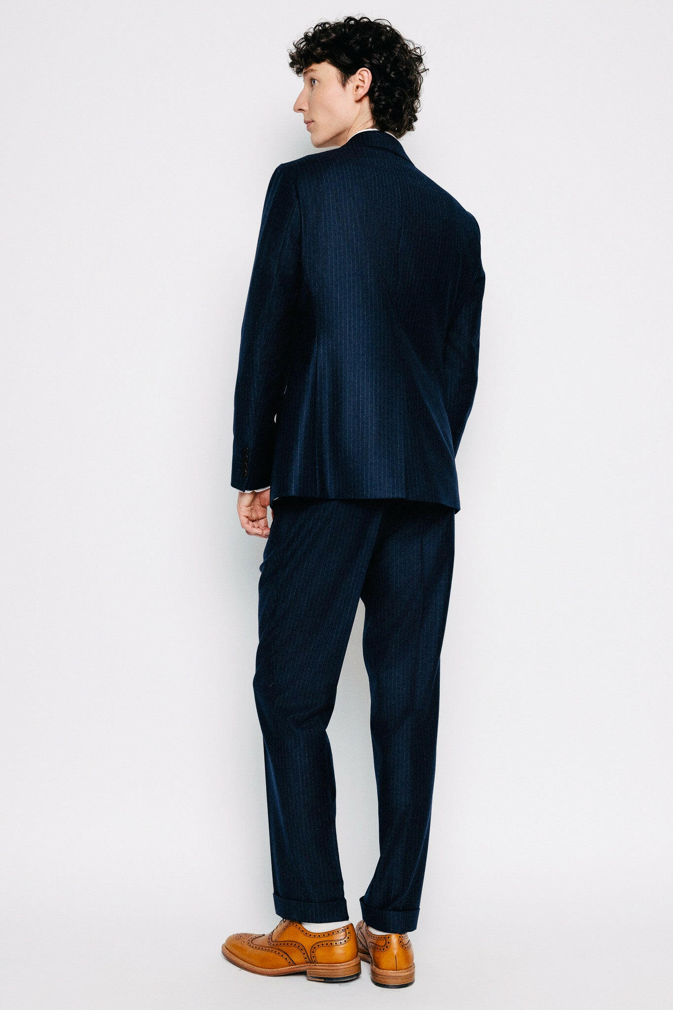 Aftan á módel. Jakki - Leifur - Navy Pinstripe frá Thomsen Reykjavík. Jakkaföt