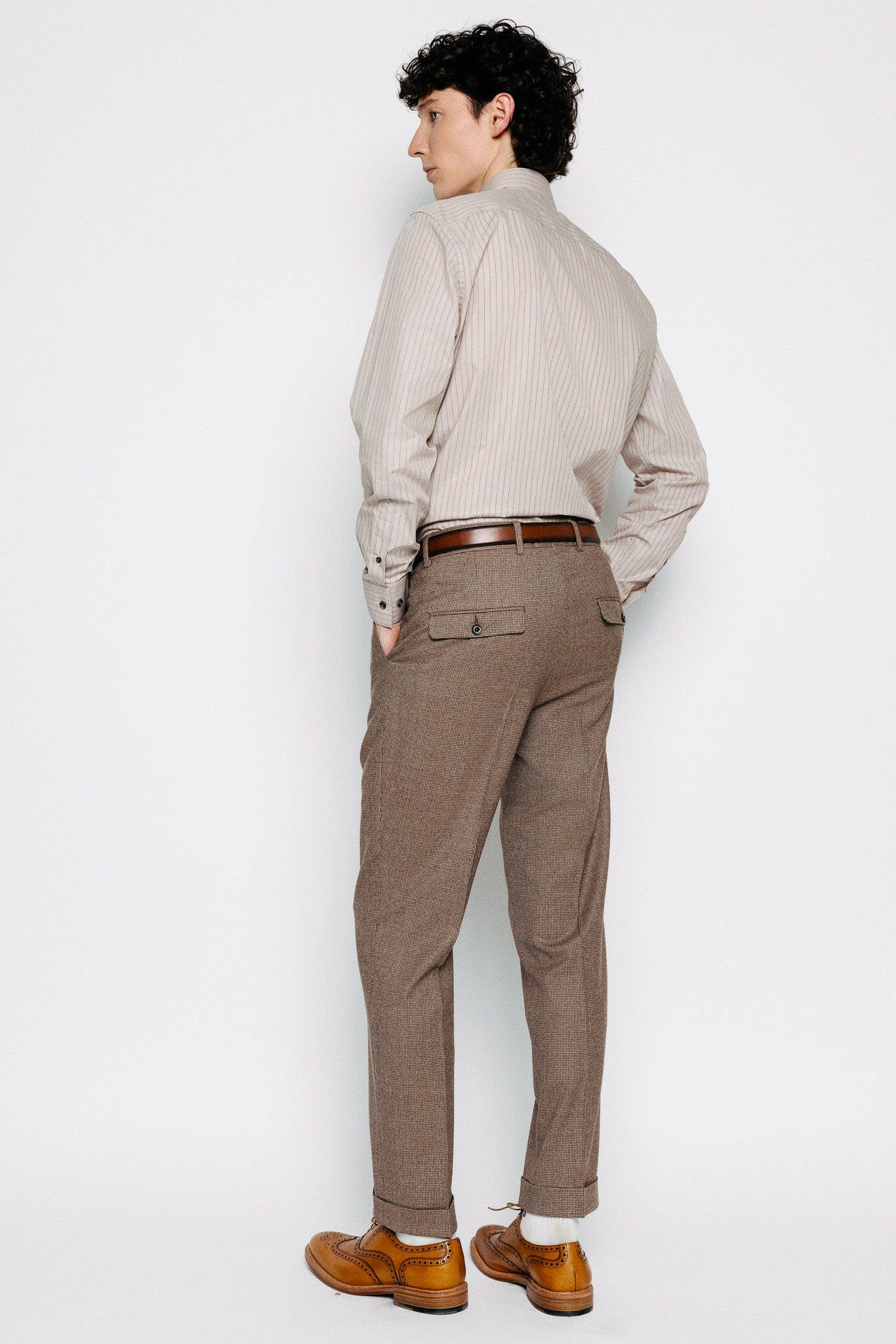 Aftan á módel. Buxur - Jón - Brown Dogtooth frá Thomsen Reykjavík. Jakkaföt