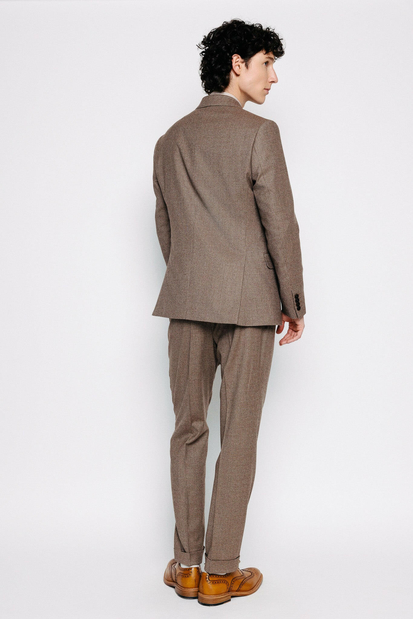 Aftan á módel. Jakki - Grímur - Brown Dogtooth frá Thomsen Reykjavík. Jakkaföt