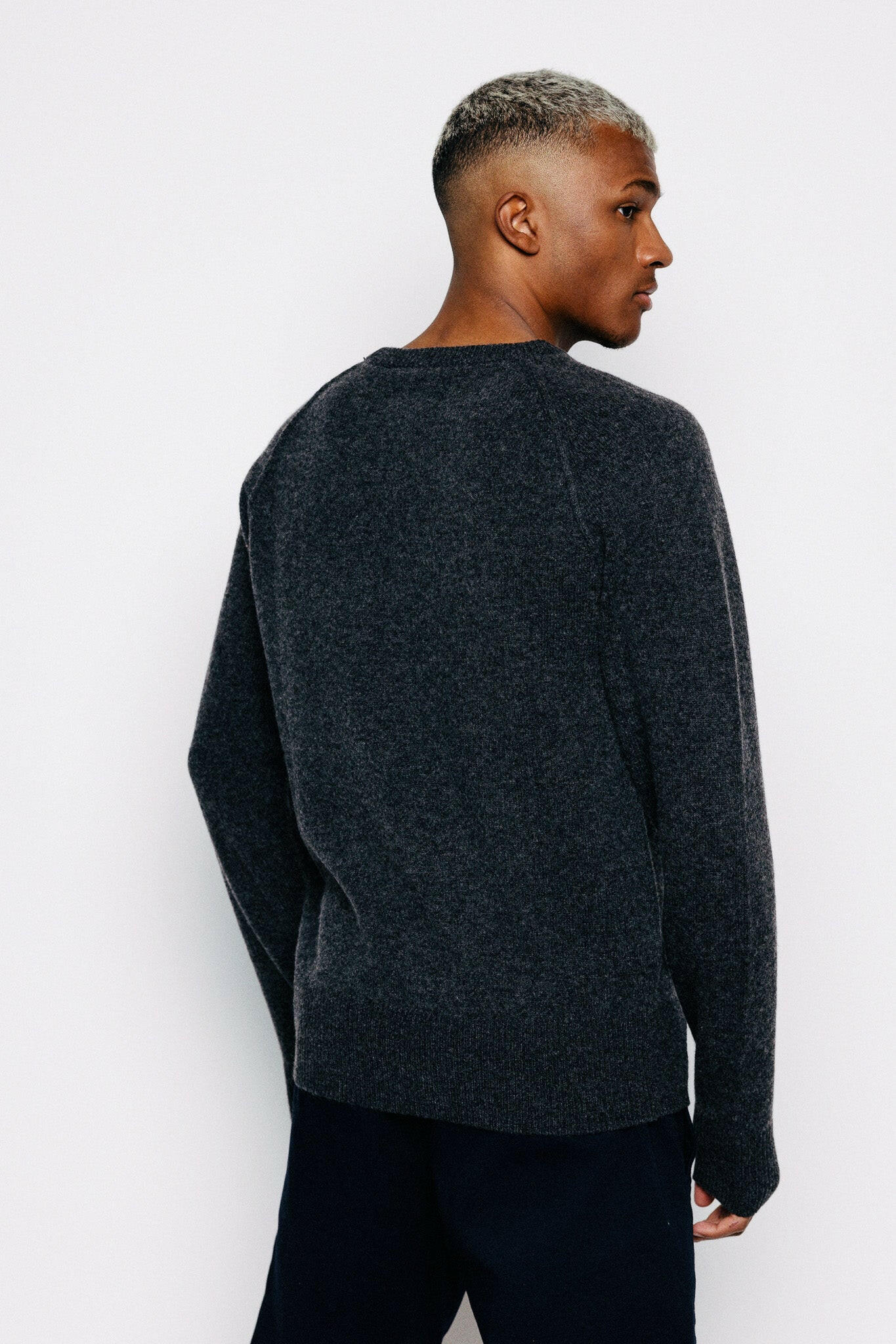 Módel að aftan. Peysa - Jóel - Grey frá Thomsen Reykjavík. 100% ull