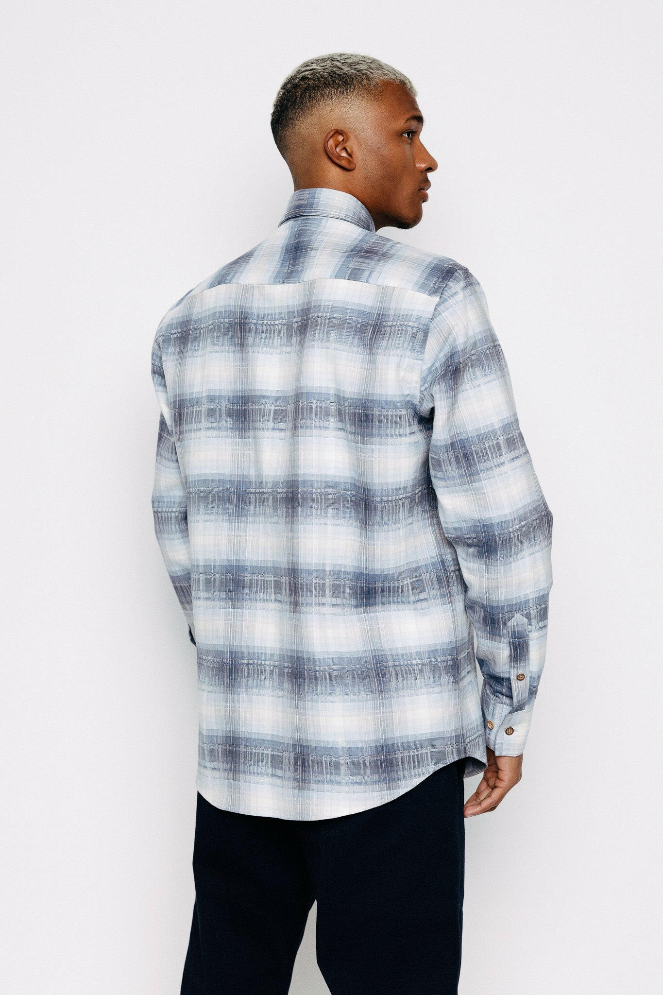 Módel að aftan. Skyrta - Kári - Blue Check frá Thomsen Reykjavík