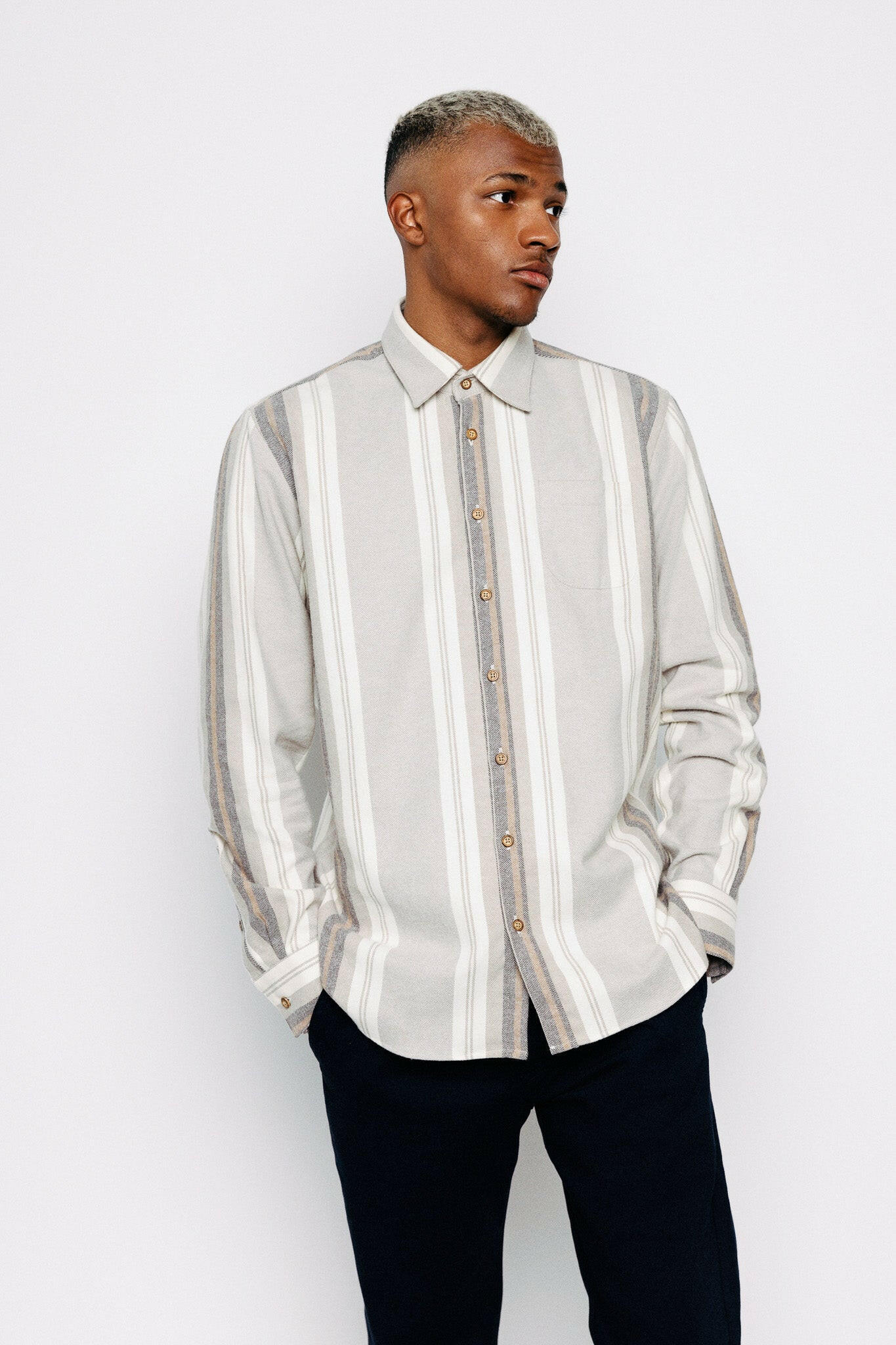 Módelmynd. Skyrta - Kári - Beige Striped frá Thomsen Reykjavík