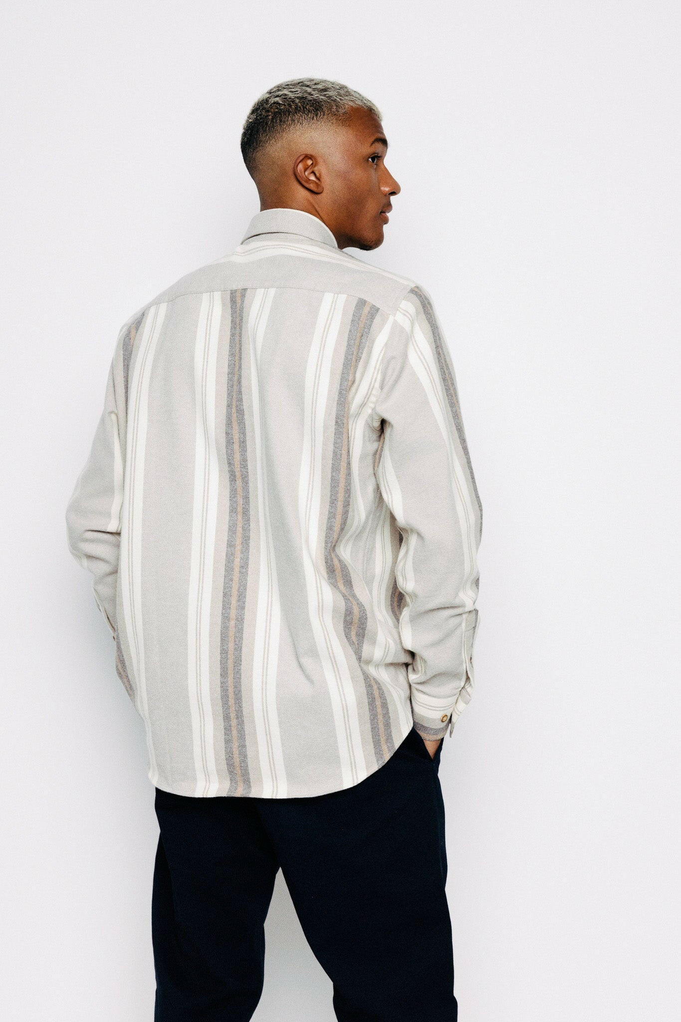 Módel að aftan. Skyrta - Kári - Beige Striped frá Thomsen Reykjavík