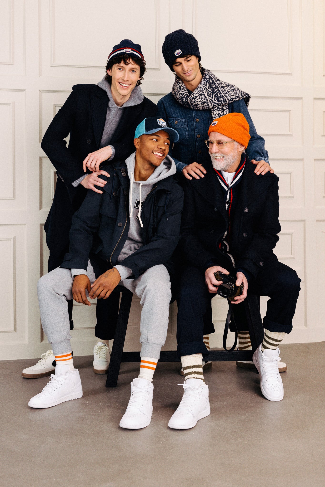 Fjórir menn klæddir í föt frá Thomsen Reykjavík. Yfirhafnir og húfur.