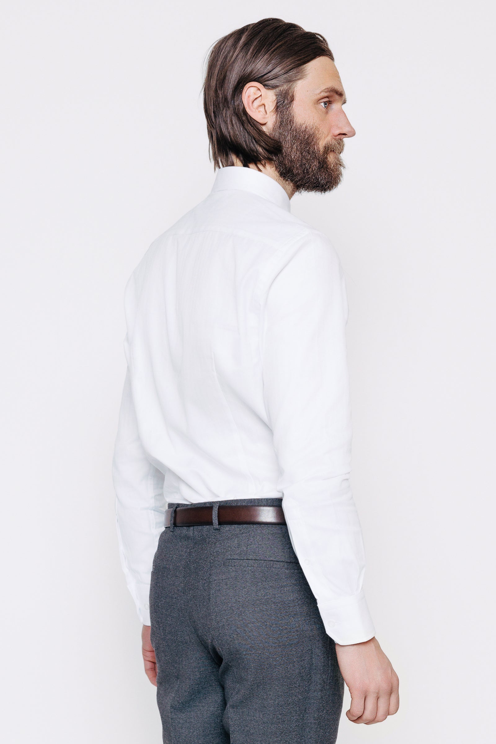 Módel að aftan. Hvít spariSkyrta - Ísak - White Herringbone frá Thomsen Reykjavík