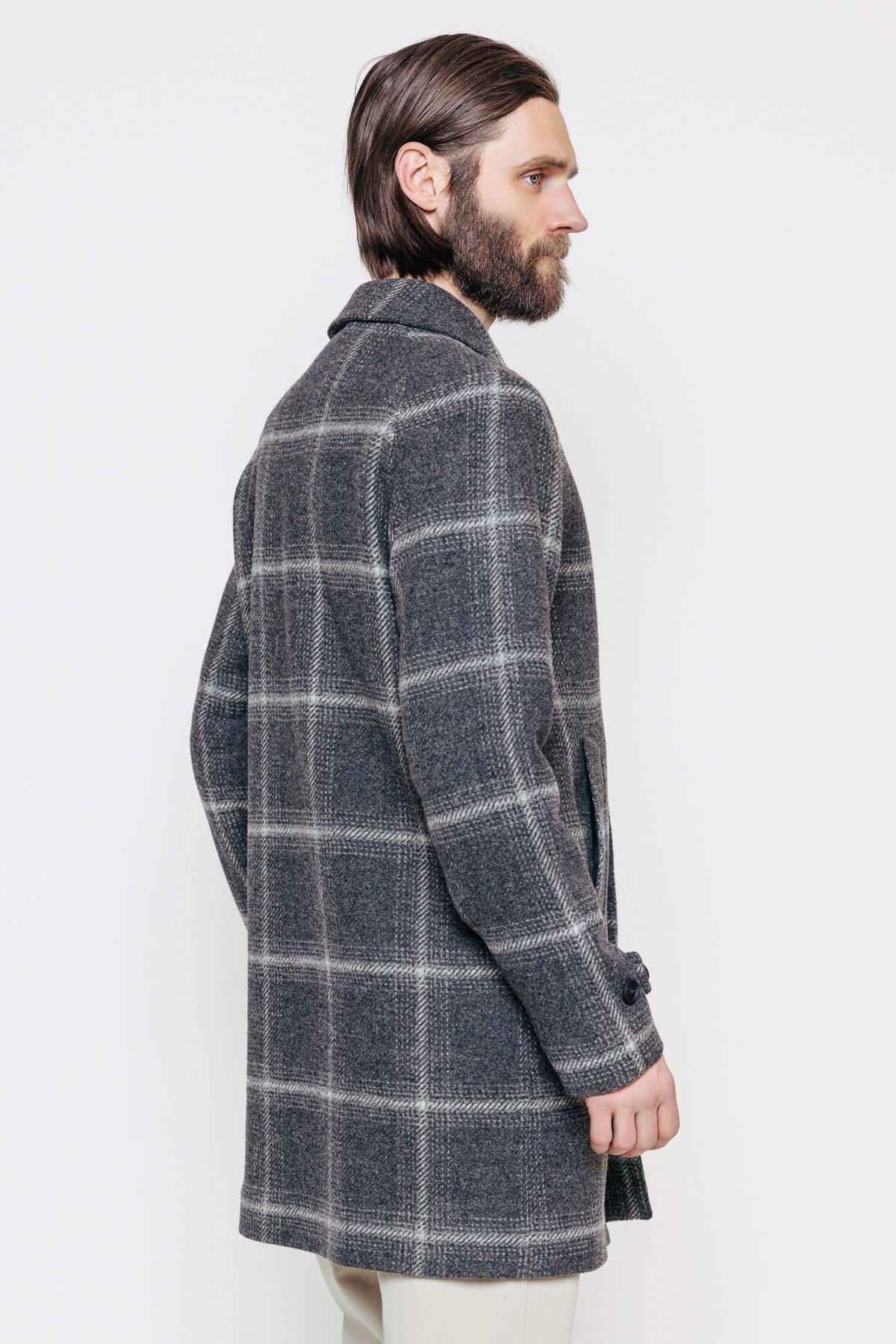 Aftan á módel. Frakki - Rex - Grey Check frá Thomsen Reykjavík. Yfirhöfn.