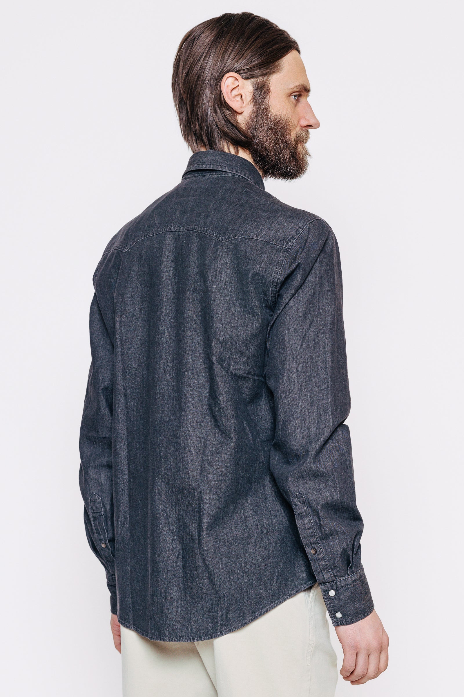 Módel að aftan. GallaSkyrta - Finnur - Grey Denim frá Thomsen Reykjavík