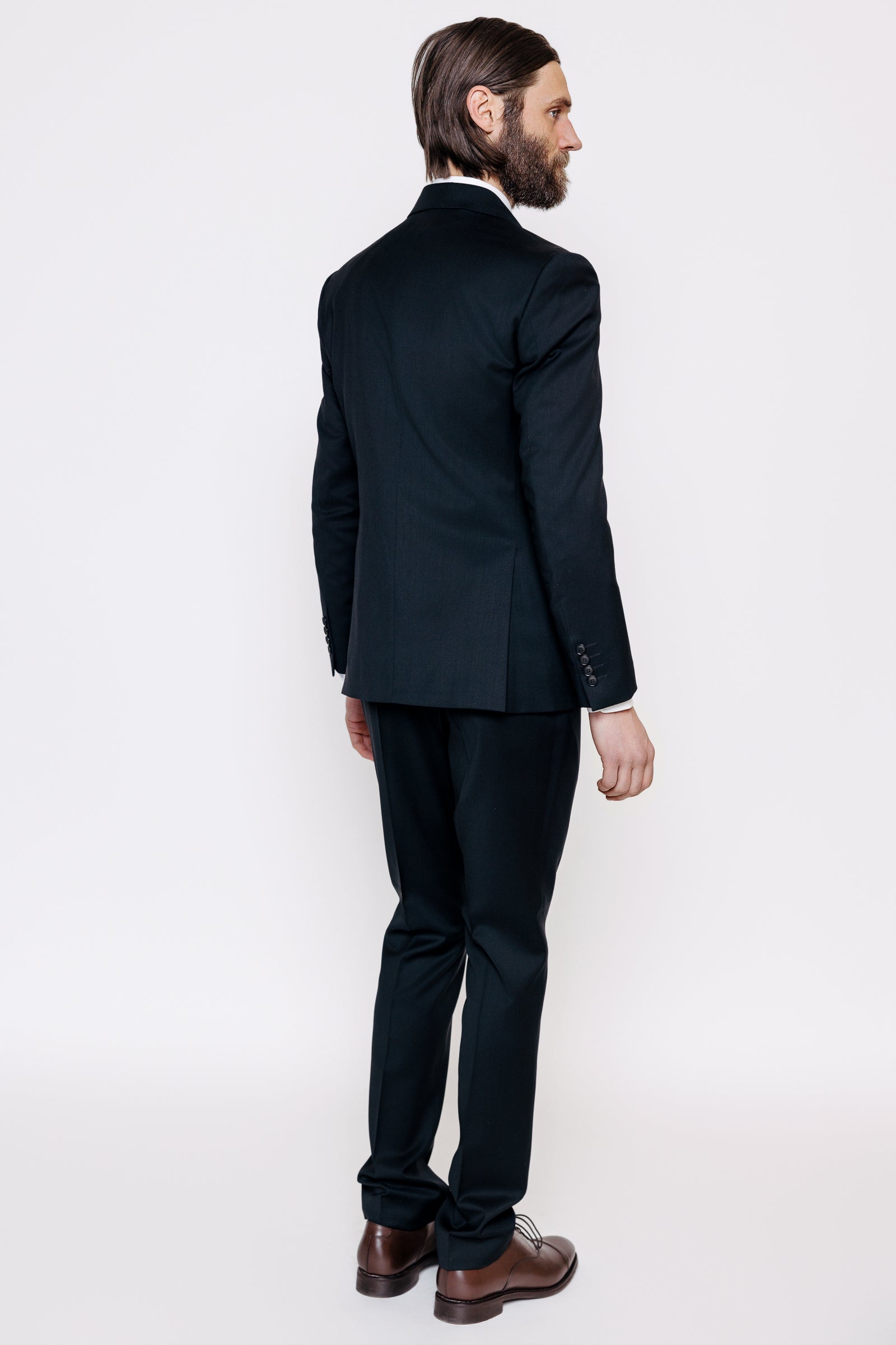 Módelmynd aftan á. Jakki - Grímur - Classic Black frá Thomsen Reykjavík. Jakkaföt