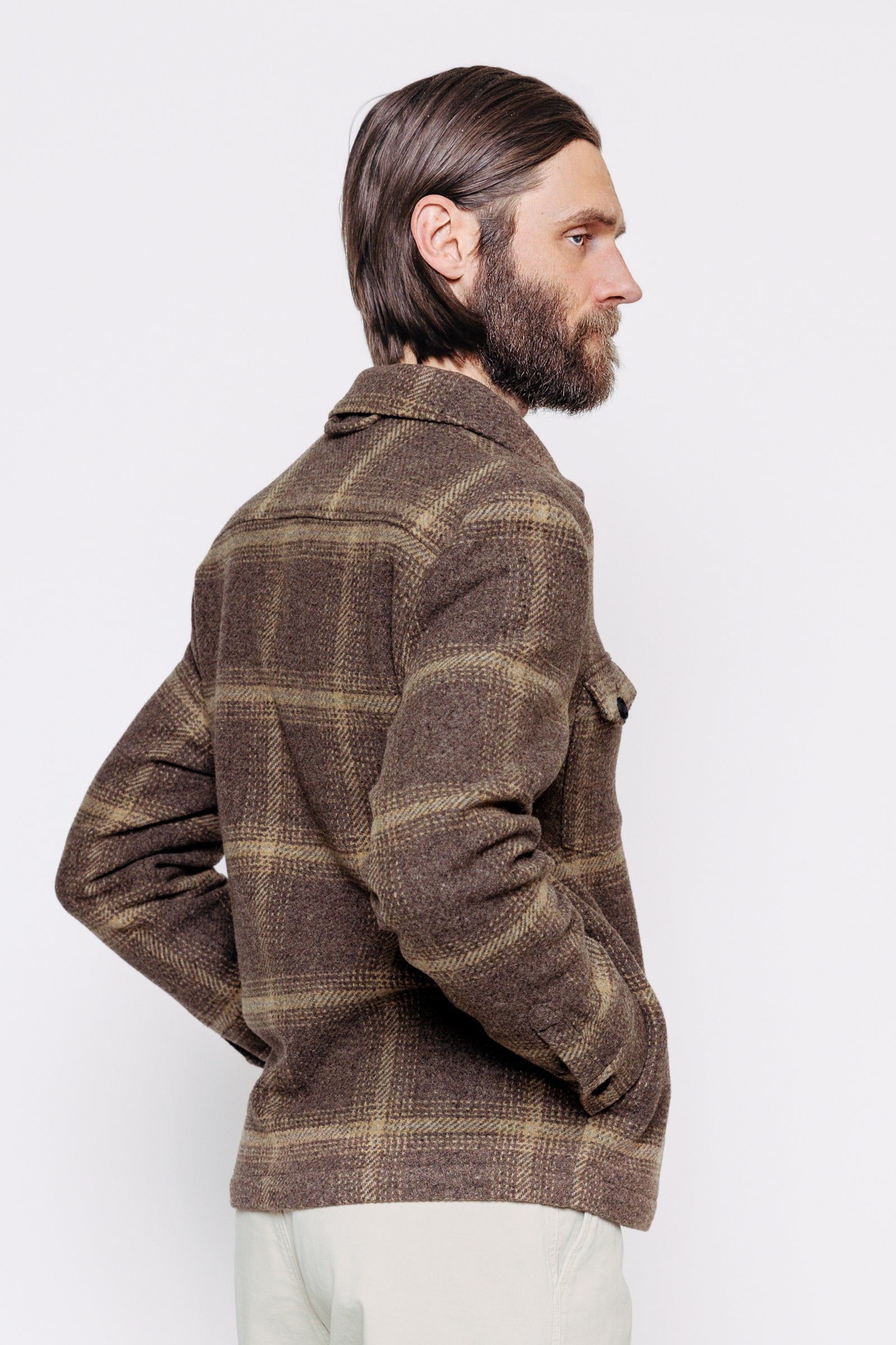 Módel að aftan. Yfirskyrta - Axel - Nature Check frá Thomsen Reykjavík. Yfirhöfn úr ull.