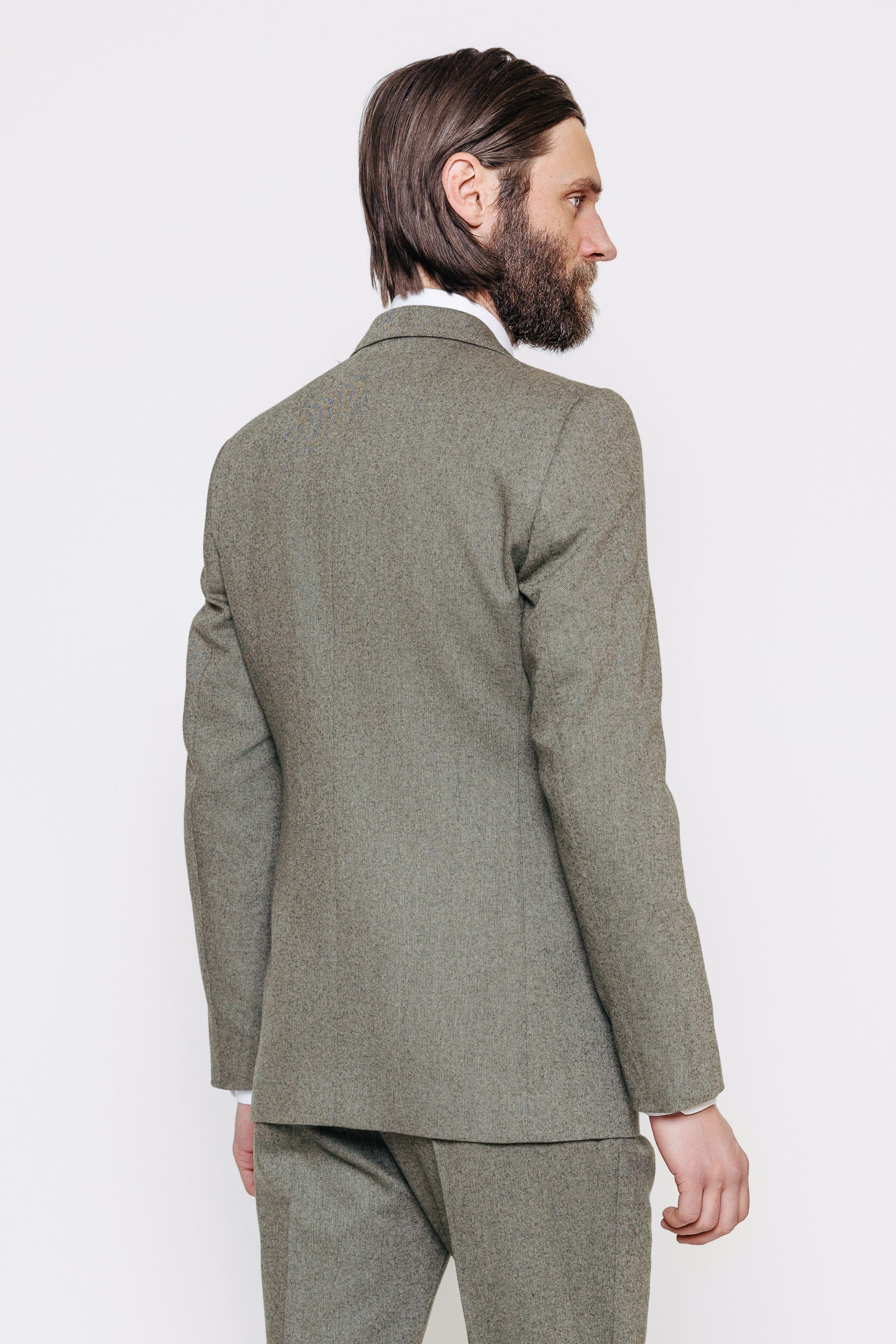 Bakið á sérsaumuðum, grænum jakkafötum.