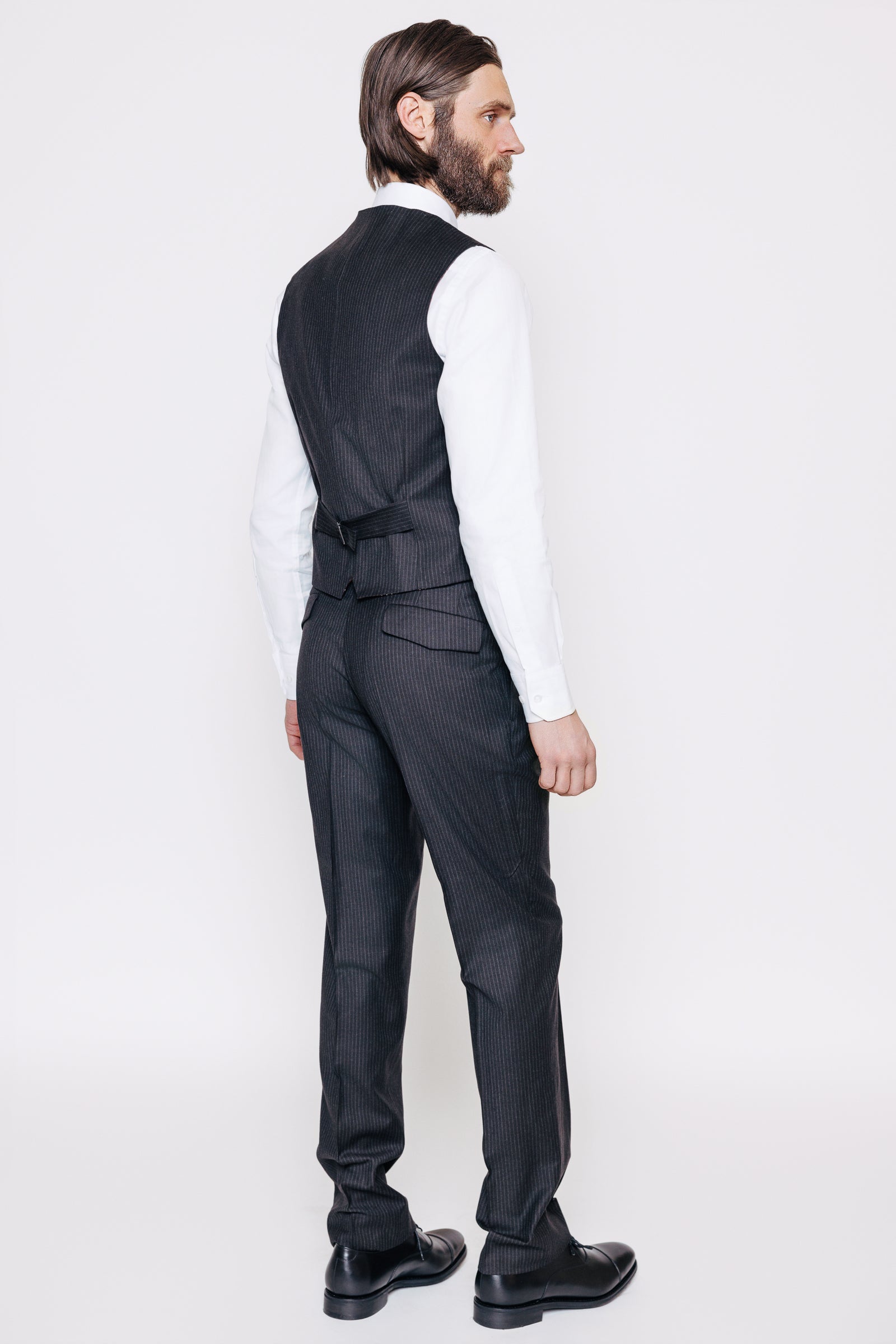 Aftan á sérsaumuð föt. Teinótt vesti og buxur í stíl.