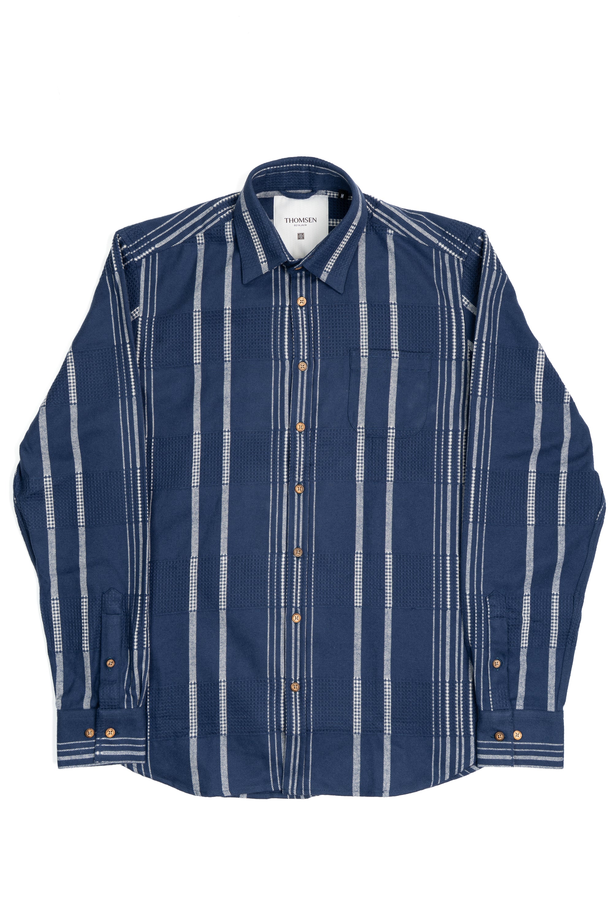 Blá skyrta með hvítu mynstri frá Thomsen Reykjavík. 100% cotton