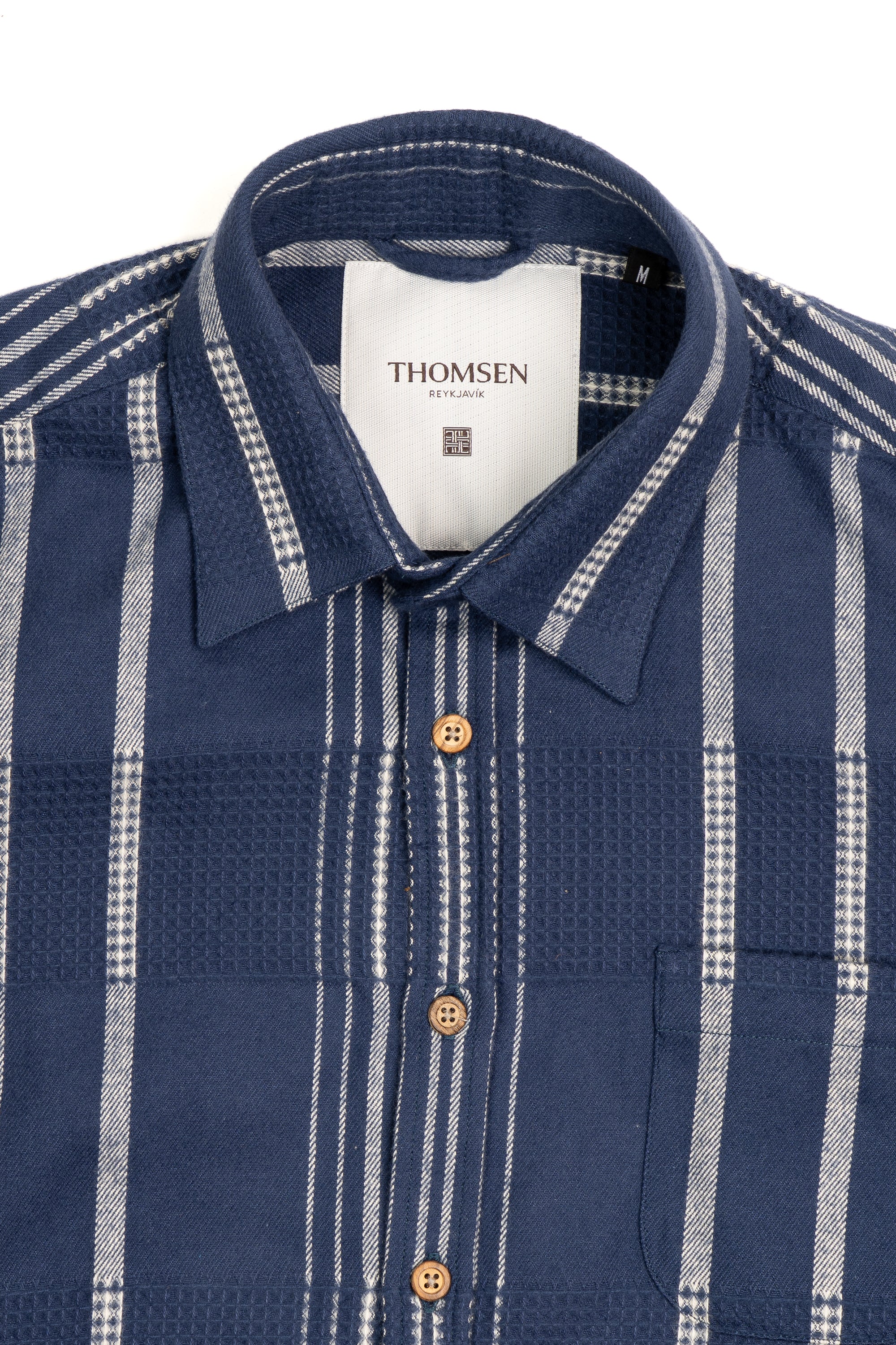 Nærmynd. Blá skyrta með hvítu mynstri frá Thomsen Reykjavík. 100% cotton.