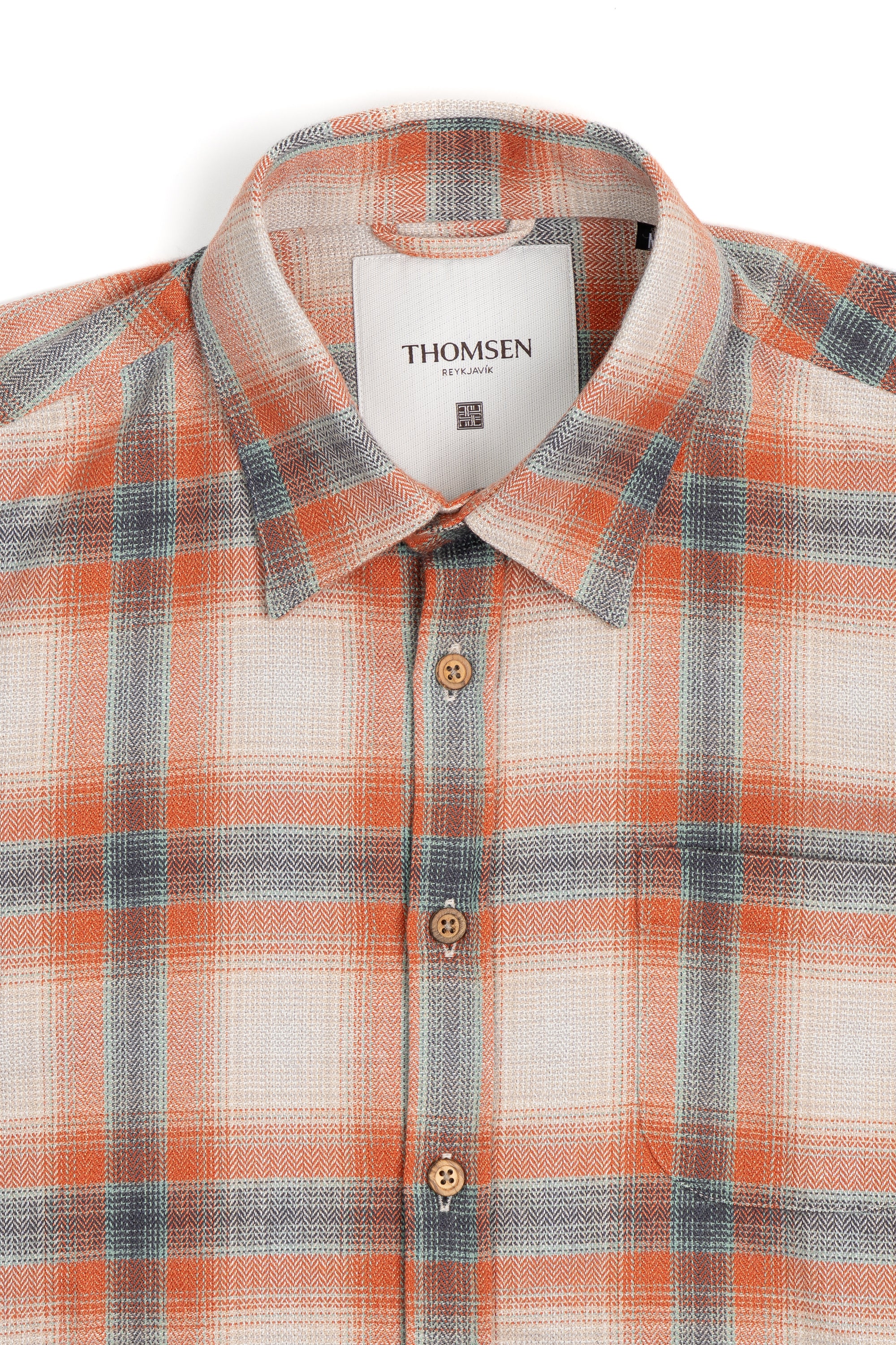 Nærmynd. Appelsínugul köflótt skyrta frá Thomsen Reykjavík. Klassískt snið. 100% cotton.