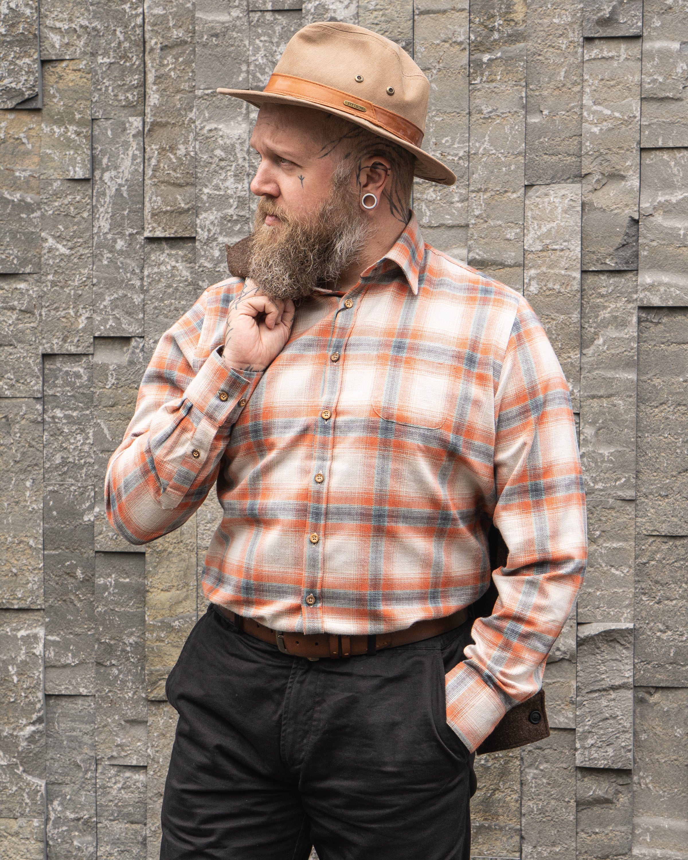 Maður í köflóttri skyrtu frá Thomsen Reykjavík. Girt ofan í buxurnar. 100% cotton.