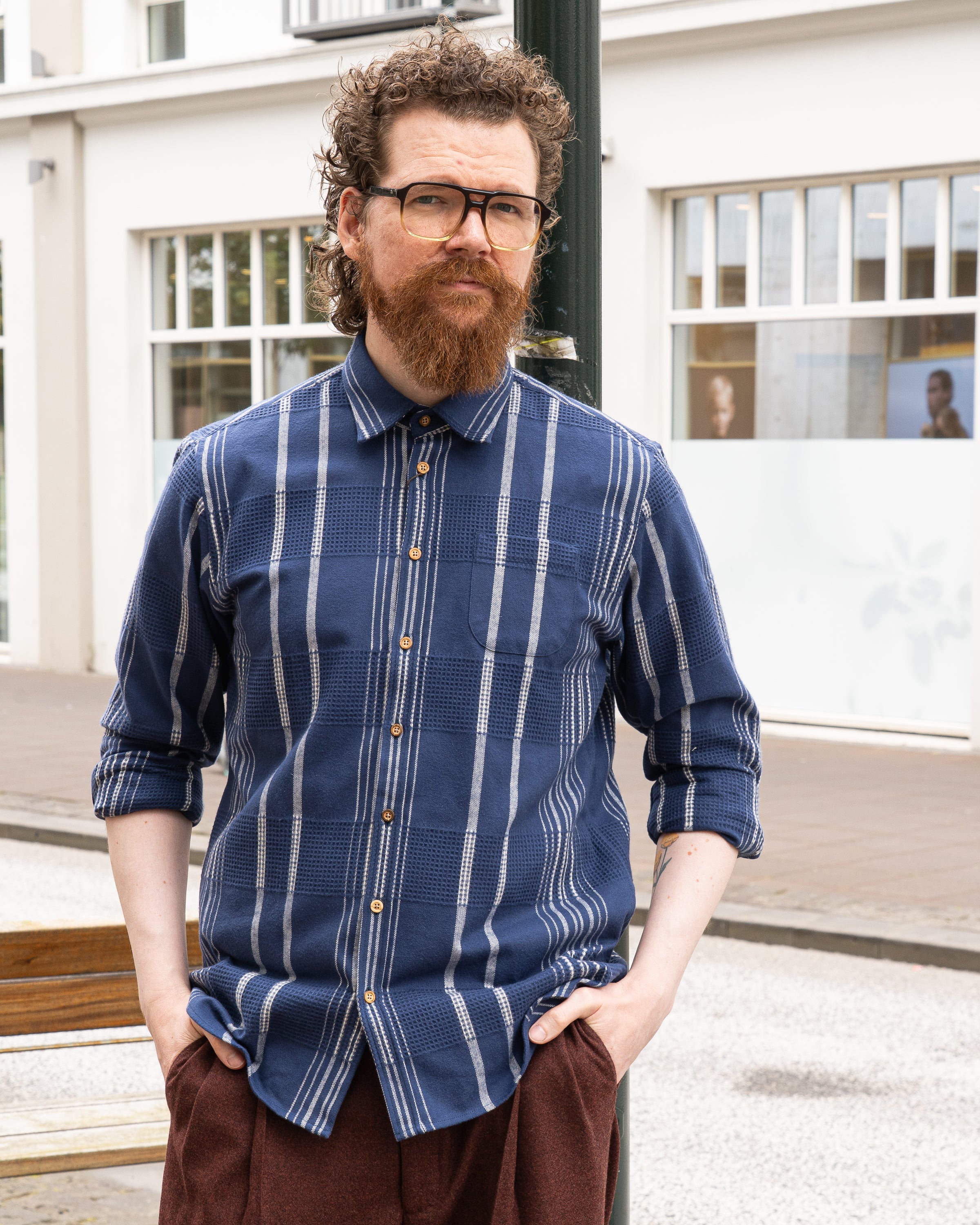 Maður í blárri skyrtu frá Thomsen Reykjavík. Hneppt með kraga. 100% cotton.